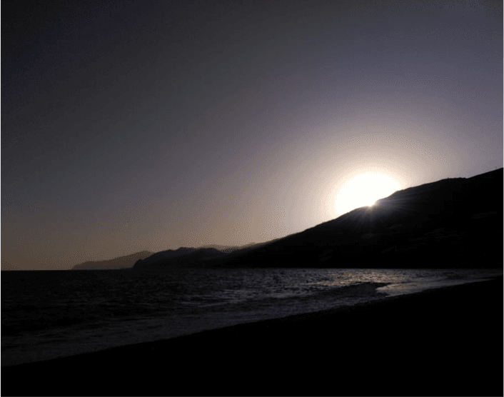 Bonito atardecer desde la montaña más allá de la Playa de las Cañas